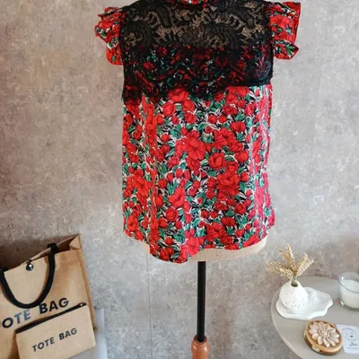 Blouse à fleurs rouges et vertes 